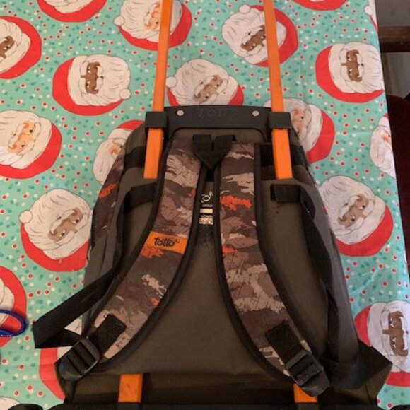 Very Cool TOTTO 4 X 4 Camo Backpack, with wheels and extending handle - Picture 14 of 16